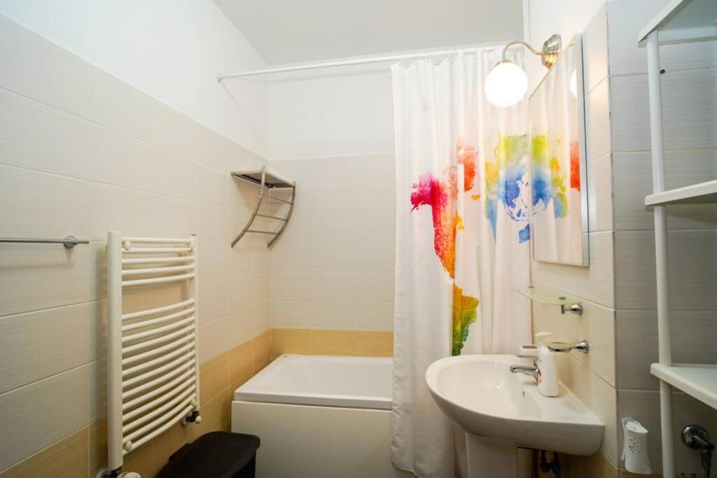 Sky Modern 1 Bedroom Apt W Free Parking Bucharest Exterior photo